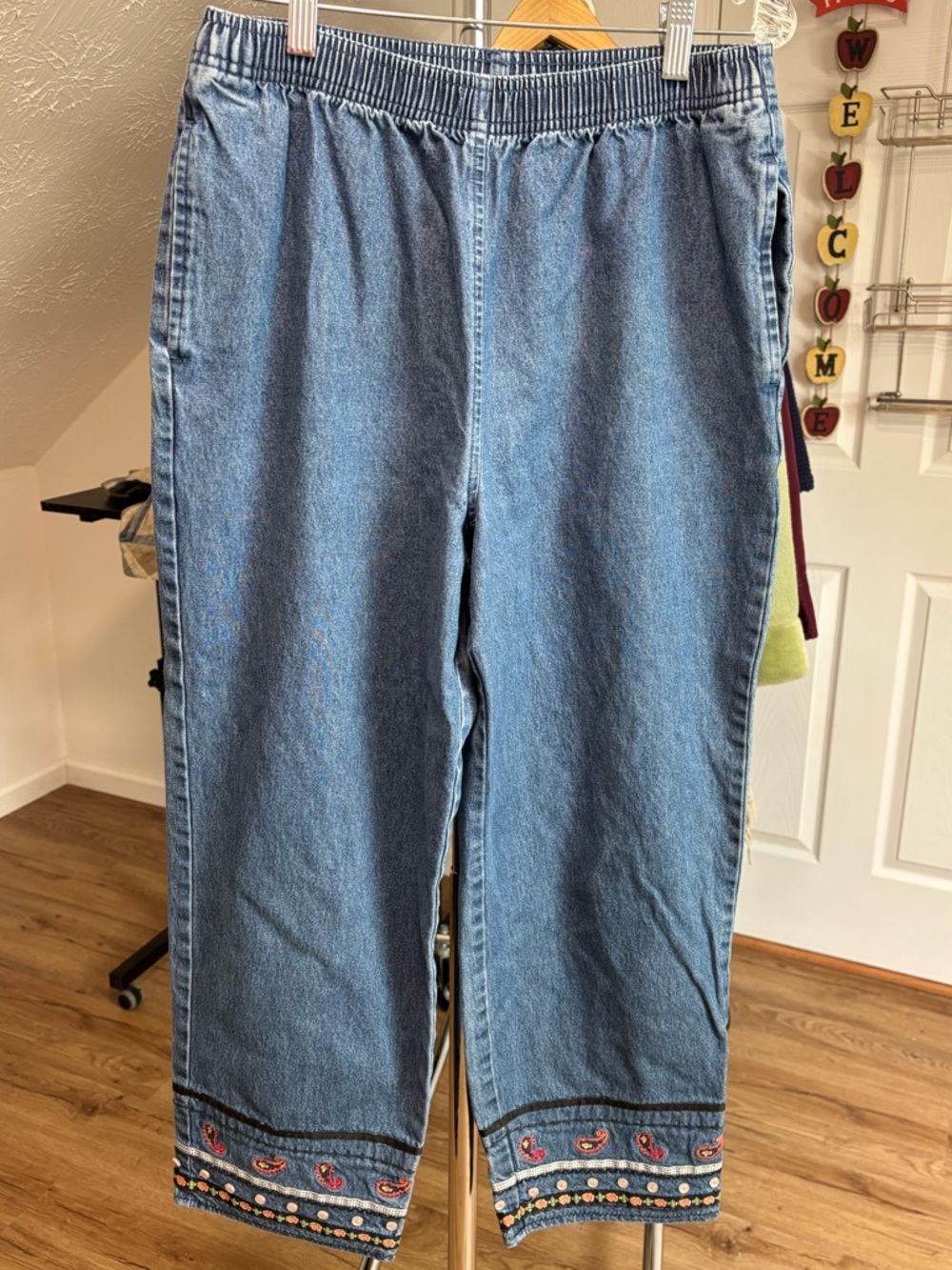 vtg 90s denim capris with embroidery details on cuffs, size medium